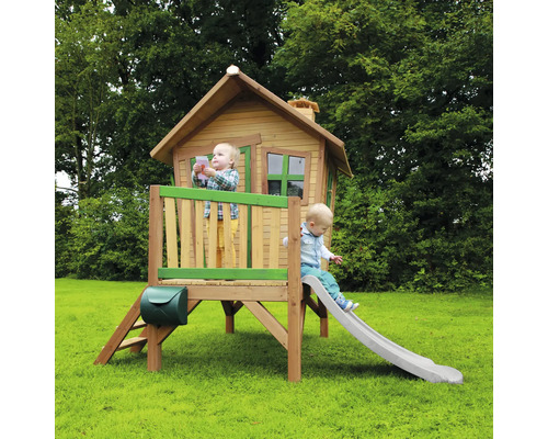Spielhaus aus Holz mit Rutsche und zwei spielenden Kindern im Garten.