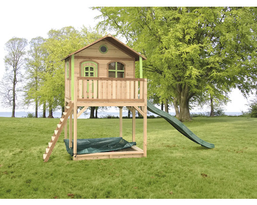 Maisonnette avec toboggan et bac à sable sur une pelouse verte