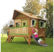 Maison de jeu en bois avec toboggan dans le jardin.