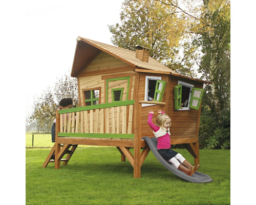 Spielhaus aus Holz mit Rutsche im Garten.