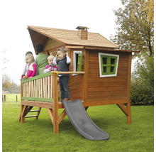Cabane de jeu en bois avec toboggan et plusieurs enfants dans le jardin.