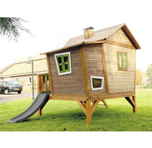 Maison de jeux en bois avec toboggan dans le jardin