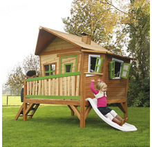 Cabane de jeu en bois avec toboggan et enfants dans le jardin.