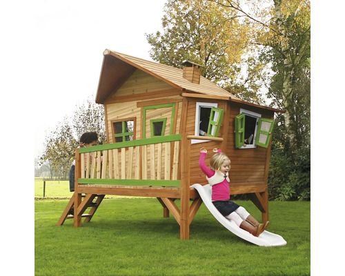 Spielhaus aus Holz mit Rutsche und Kindern im Garten.