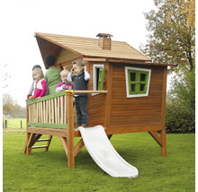 Maisonnette en bois avec toboggan et enfants dans le jardin