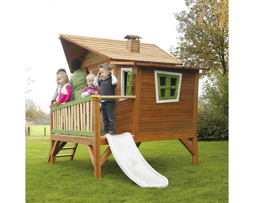 Holzspielhaus mit Rutsche und Kindern im Garten