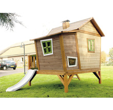 Maison de jeux en bois avec toboggan dans le jardin