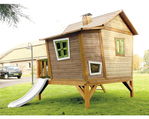 Spielhaus Spielturm axi Emma 193 x 349 cm Holz braun, grün bestehend aus Grundturm, weiße Rutsche Holzspielhaus mit Rutsche im Garten