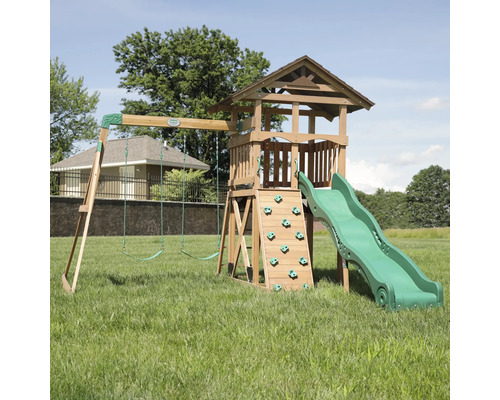 Spielplatz mit Turm, Rutsche, Schaukel und Kletterwand