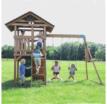 Spielplatz mit Schaukel und Turm für Kinder im Garten