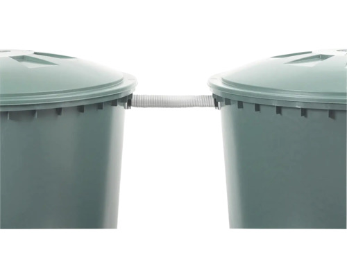 Deux récupérateurs d''eau de pluie reliés par un tuyau pour le stockage de l''eau