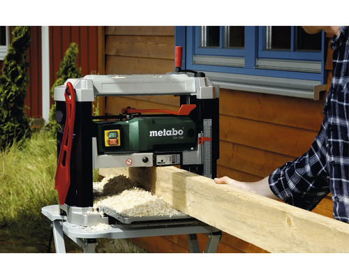 Raboteuse Metabo pour le traitement d''une planche de bois