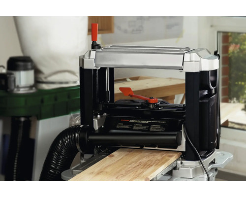 Raboteuse avec une planche de bois