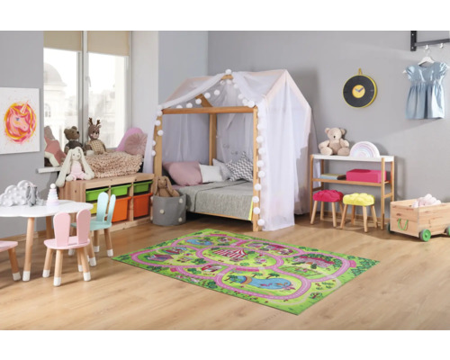 Kinderzimmer mit Himmelbett, Kindertisch, Kinderstühlen, Regalen und Spielteppich.
