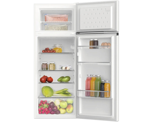 Réfrigérateur ouvert avec des aliments sur des étagères en verre