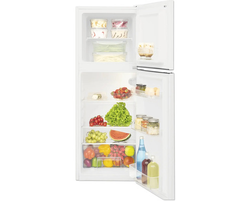 Geöffneter Kühlschrank gefüllt mit Lebensmitteln wie Obst, Gemüse und Milchprodukten.