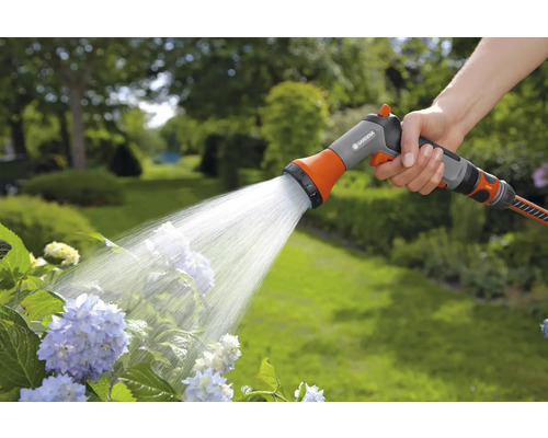 Gartenbewässerung mit einer Multifunktionsbrause von Gardena
