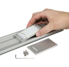 La lampe LED est insérée dans un profilé en aluminium, avec des vis et une clé Allen.