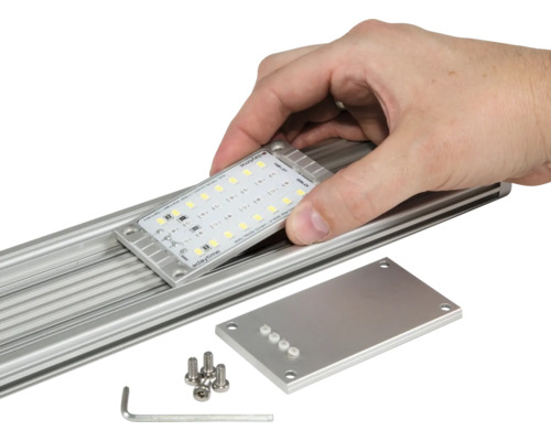 Aquariumbeleuchtung LED Modul mit Zubehör wird von Hand montiert