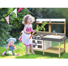 Kinderspielküche aus Holz mit spielenden Kindern im Garten