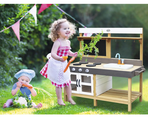 Kinderspielküche aus Holz mit spielenden Kindern im Garten