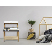 Kinderspielküche aus Holz mit Spüle, Kochfeld und Zubehör neben einem Kinderbett mit Hausrahmen