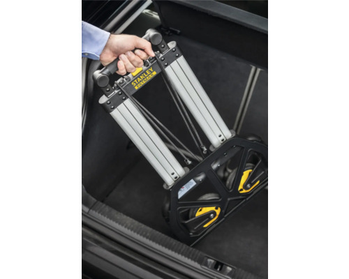 Diable Stanley Fatmax dans le coffre de la voiture