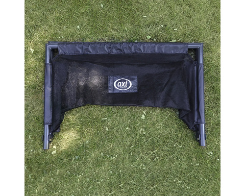 Schwarzes AXI Fußballtor auf Rasen