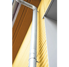 Metallregenrinne an einer Hauswand