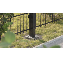 Zaunpfosten aus Metall mit Bodenbefestigung im Garten