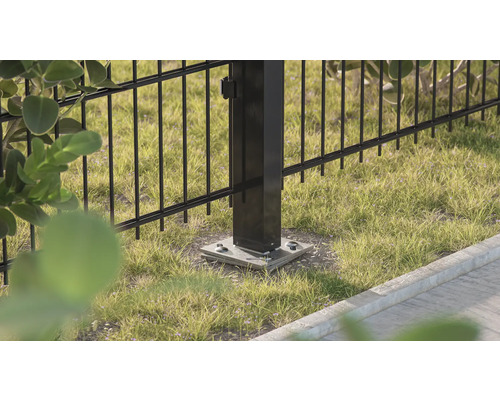 Poteau de clôture métallique avec fixation au sol dans le jardin