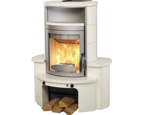 Kaminofen mit Holzfeuer und Holzlagerfach