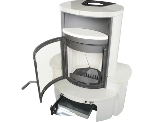 Kaminofen mit offener Tür und Ascheschublade