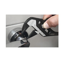 Pince serre-tube en utilisation sur une poignée de porte