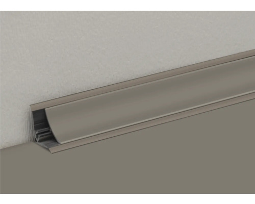 Plinthe en plastique sur mur et sol