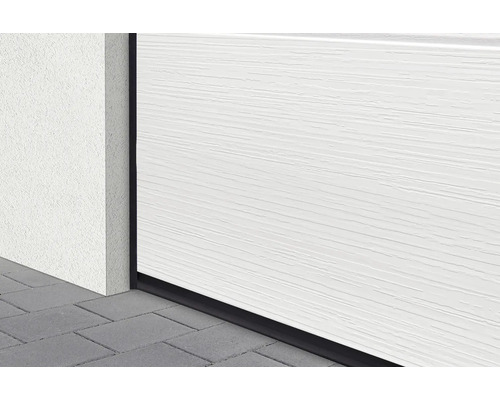 Vue détaillée d''une porte de garage blanche avec joint de sol
