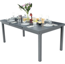 Table de salle à manger avec décoration de table pour l''extérieur.