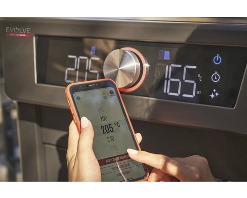 Gros plan d''un gril avec affichage numérique et d''une personne réglant la température avec un smartphone.