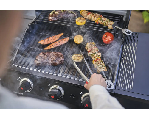 Grill avec viande, légumes et brochettes sur la grille