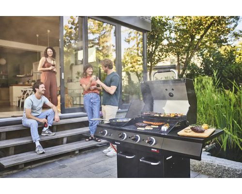 Scène avec un barbecue à gaz et un groupe de personnes à l''extérieur en train de discuter