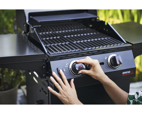 Barbecue à gaz avec panneau de commande et grille en détail