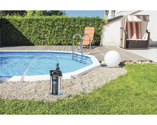 Scène de jardin avec piscine, échelle de piscine, chaise de plage et pompe submersible