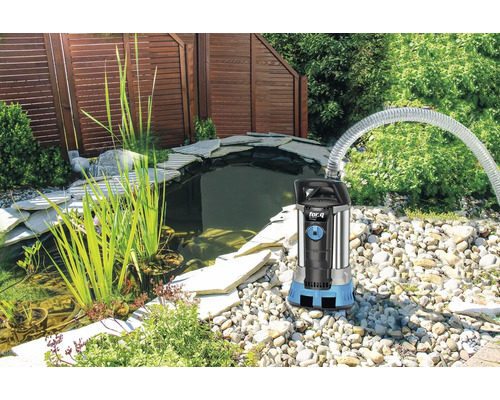 Teichpumpe der Marke for_q mit Schlauch an einem Gartenteich