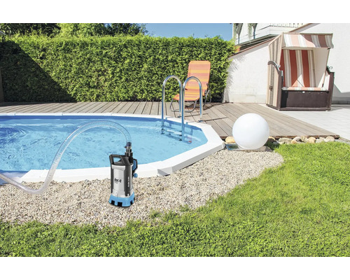 Tauchpumpe am Pool mit Gartenmöbeln im Hintergrund
