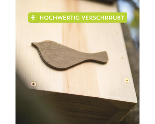 Detailansicht eines Vogelhauses aus Holz mit Vogel-Applikation und dem Hinweis hochwertig verschraubt