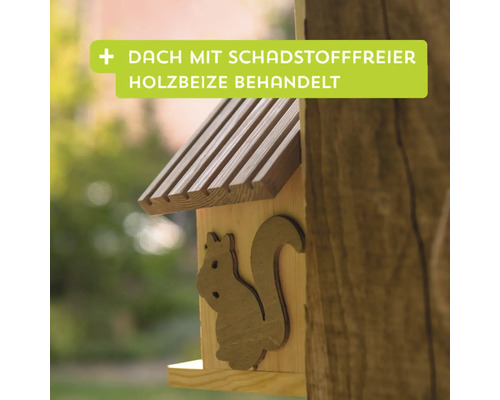 Holzvogelhaus mit Eichhörnchen-Motiv, Dach behandelt mit schadstofffreier Holzbeize