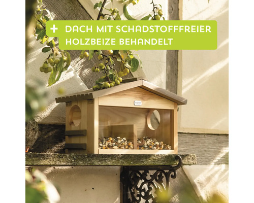 Vogelhaus aus Holz mit Futter