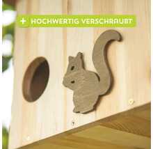 Detailansicht eines Holzhauses mit Eichhörnchendekoration und Schrauben