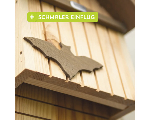 Detailansicht eines Fledermauskastens mit schmalem Einflug