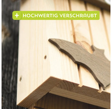 Detailansicht eines Fledermauskastens aus Holz mit Fledermausapplikation